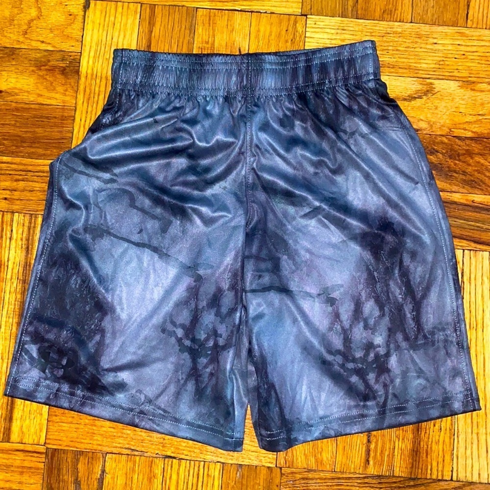 NWT under Armour kids shorts size: youth small